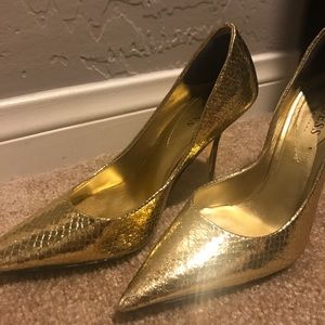 Guess Carrie synthetic gold pumps sz 5